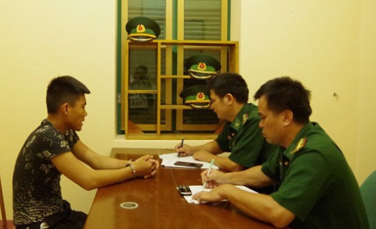 Đối tượng Giàng Văn Thắng tại đồn Biên phòng. Ảnh: Hoàng Linh