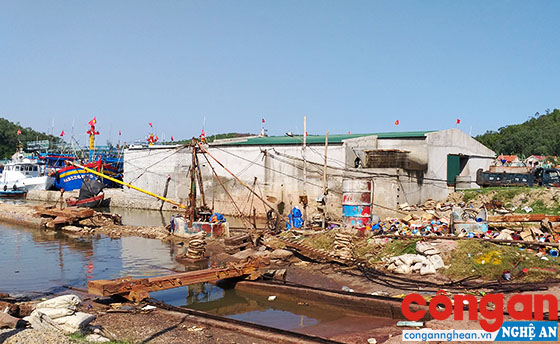 Nhà máy sản xuất đá lạnh của ông Trần Huy Hoàng xây dựng trái phép, hoạt động nhiều năm qua