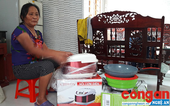 Bà Cao Thị Lan với bộ sản phẩm quà khuyến mãi trị giá 3.000.000 đồng