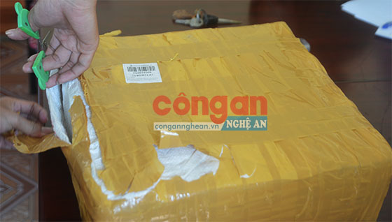 Gói hàng được đóng gói cẩn thận, có mã vạch
