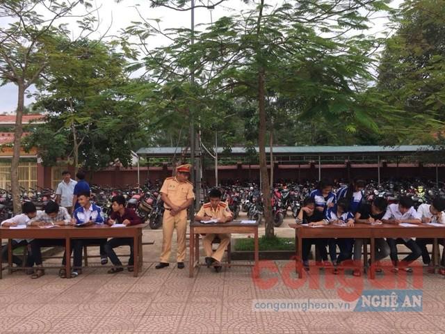 Tổ công tác Đội CSGT-TT- CĐ Công an huyện Thanh Chương nhắc nhở và lập biên bản  các trường hợp học sinh vi phạm Luật Giao thông đường bộ