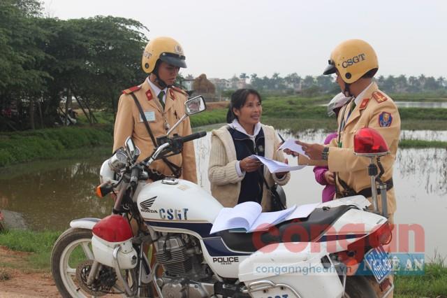 Đội CSGT-TT-CĐ Công an huyện Đô Lương tuần tra, kiểm soát  gắn với phòng, chống tội phạm trên địa bàn