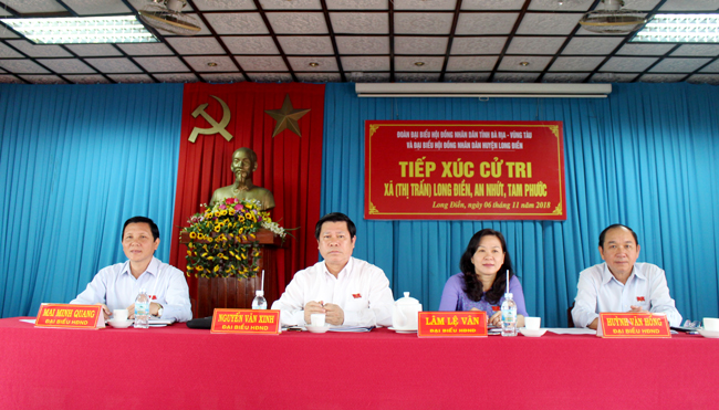 Tổ đại biểu số 6 HĐND tỉnh TXCT thị trấn Long Điền, huyện Long Điền. Ảnh: QUANG VINH