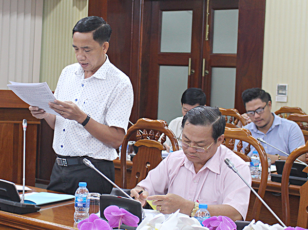 Đồng chí Trần Quốc Khánh, Phó Giám đốc Sở LĐTBXH báo cáo kết quả giữa nhiệm kỳ thực hiện Nghị quyết 47/2016/NQ-HĐND.