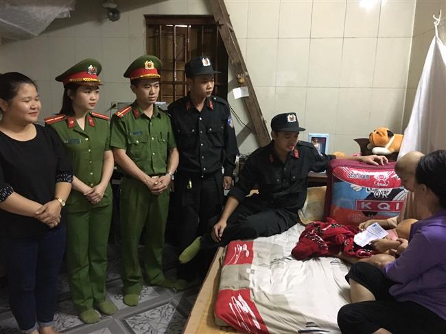 Các đoàn viên CSCĐ thăm hỏi tình hình sức khỏe cháu Thu