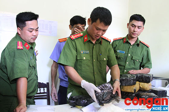 Cán bộ Công an TP Vinh phối hợp với ngành chức năng tổ chức giám định số ma túy thu giữ trong 1 chuyên án