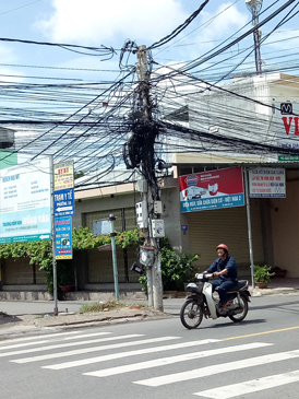 Cáp viễn thông, cáp truyền hình “bủa vây” trụ điện trước nhà số 935 Bình Giã, TP.Vũng Tàu.