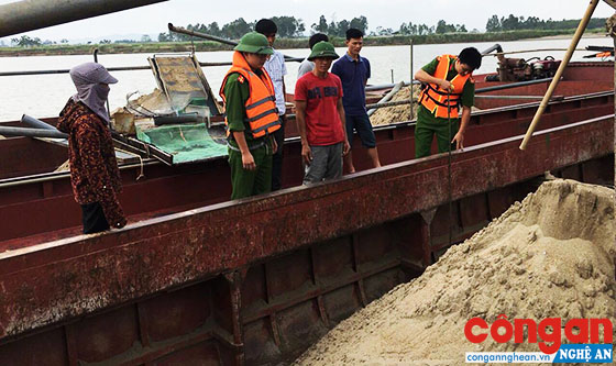 Lực lượng Công an tiến hành kiểm tra phương tiện