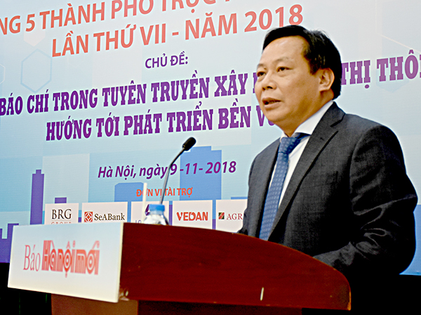 Đồng chí Trần Văn Phong, Ủy viên Ban Thường vụ, Trưởng Ban Tuyên giáo Thành ủy Hà Nội phát biểu khai mạc tại hội thảo.