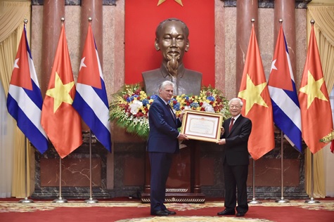 Tổng Bí thư, Chủ tịch nước Nguyễn Phú Trọng trao tặng Huân chương Hồ Chí Minh cho Chủ tịch Hội đồng Nhà nước và Hội đồng Bộ trưởng Cuba Miguel Mario Diáz-Canel Bermúdez. Ảnh: VGP/Nhật Bắc