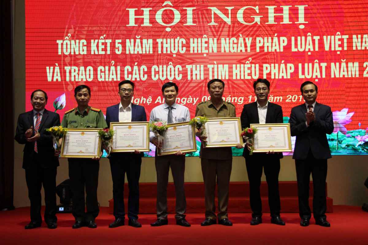 Đồng chí Lê Ngọc Hoa – Phó chủ tịch UBND tỉnh trao bằng khen các tập thể có thành tích trong 5 năm thực hiện Ngày pháp luật trên địa bàn tỉnh Nghệ An 2013-2018