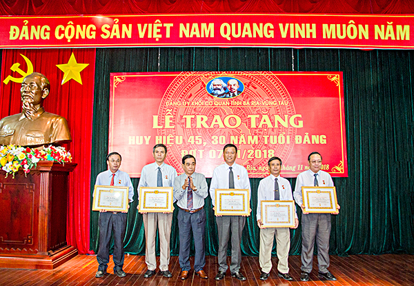 Đồng chí Đinh Văn Hùng, Bí thư Đảng ủy Khối Cơ quan tỉnh trao Huy hiệu 30 năm, 45 năm tuổi Đảng cho các đảng viên.
