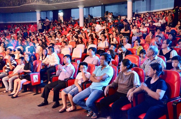 Hơn 1.000 người đến tham gia đêm nhạc trữ tình “Dạ khúc Bolero 2018”.