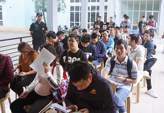 Người dân xếp hàng chờ lấy vé mua qua mạng internet hôm 10-11