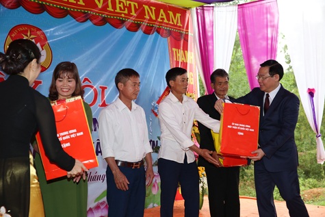 Phó Thủ tướng Vương Đình Huệ và Phó Chủ tịch Ủy ban Trung ương MTTQ Việt Nam Trương Thị Ngọc Ánh trao quà cho các hộ gia đình tiêu biểu của xóm Thanh Lương. Ảnh: VGP/Thành Chung