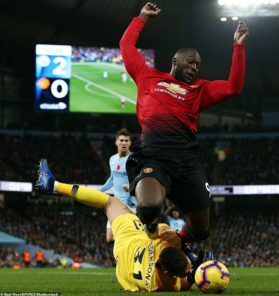 Lukaku vào sân và đem về quả phạt đền.