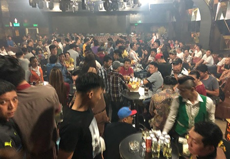 Sau 0 giờ, trong quán bar, vũ trường luôn chật cứng “dân bay”, đa phần là những cậu ấm cô chiêu.