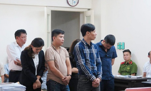 Phùng Viết Đông và nhóm đối tượng làm giả giấy tờ để thế chấp rút tiền ngân hàng, ra trước vành móng ngựa.