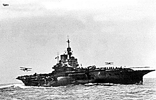 Hàng không mẫu hạm Anh Illustrious đưa các chiến đấu cơ tới tấn công dàn tàu chiến của Hải quân Italia. Ảnh: NYT 
