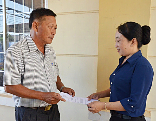 Ông Nguyễn Văn Hoa, Bí thư Chi bộ ấp Tân Hòa, xã Long Tân trao đổi với đảng viên đang công tác những nội dung khi sinh hoạt tại nơi cư trú.