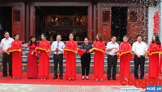 Nghi thức cắt băng khánh thành Nhà tưởng niệm cụ Phan Bội Châu  