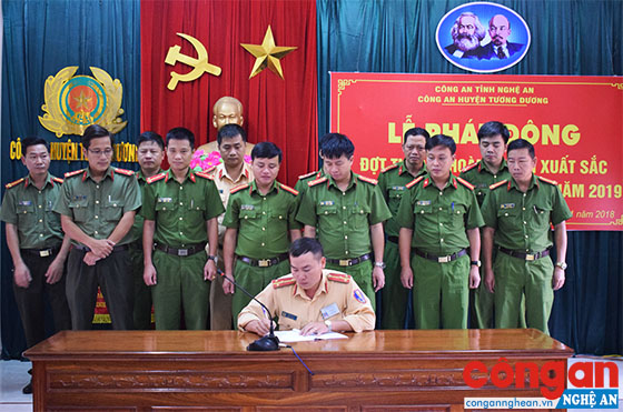 Các đội công tác, đồn, Công đoàn, chi Đoàn thanh niên, Hội phụ nữ ký giao ước thi đua