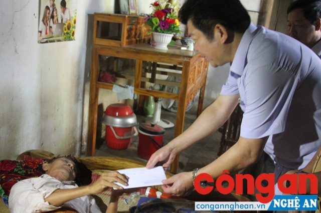 Đoàn thăm và tặng quà cho các nạn nhân bị chấn thương do tai nạn giao thông