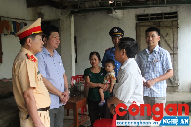 Đoàn công tác động viên các gia đình vượt qua nỗi đau, mất mát và nỗ lưc vươn lên trong cuộc sống