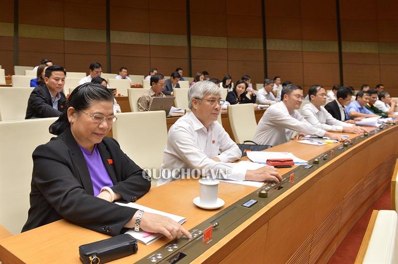 Đại biểu Quốc hội bấm nút biểu quyết