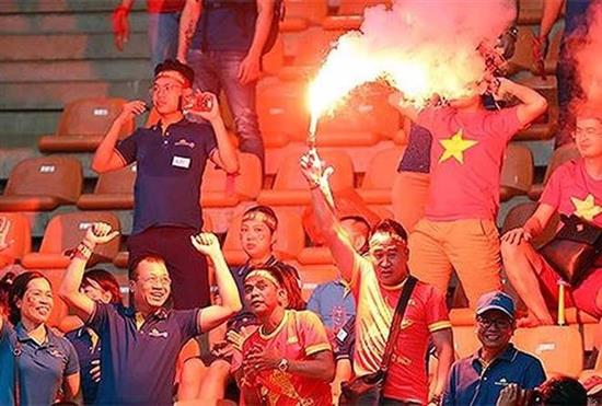 CĐV Việt Nam đốt pháo sáng tại ASIAD