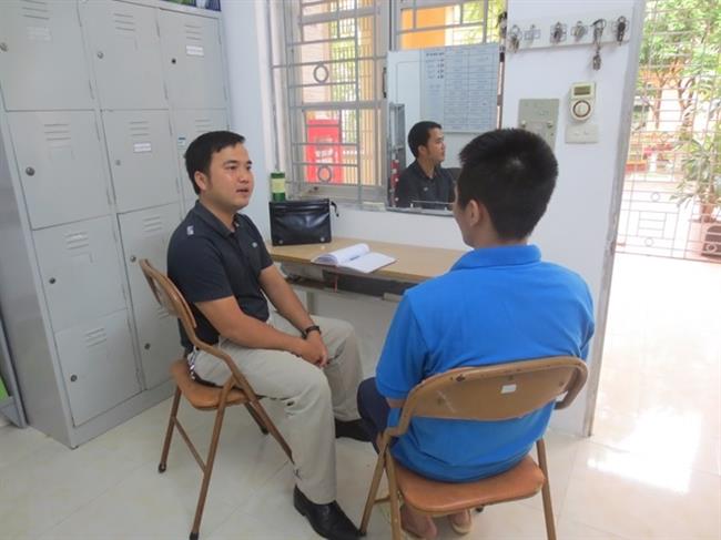 Học viên D.B.T (bên phải) tiếp xúc với PV CSTC và cho biết, bản thân mình sau khi sử dụng MTTH thường xuyên bị ảo giác, ảo thanh
