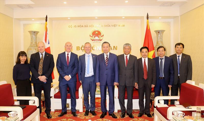 Bộ trưởng Tô Lâm; Đại sứ Gareth Edward Ward cùng các đại biểu.