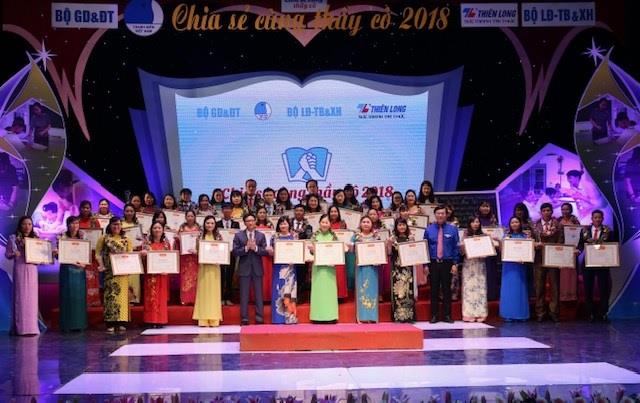 Phó Thủ tướng Vũ Đức Đam, Bí thư thứ nhất Trung ương Đoàn, Chủ tịch Trung ương Hội LHTN Việt Nam Lê Quốc Phong cùng các thầy cô giáo được tuyên dương - Ảnh: Minh Châu