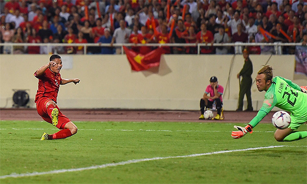 Anh Đức nâng tỷ số lên 2-0 cho đội tuyển Việt Nam. Ảnh: Vnexpress.