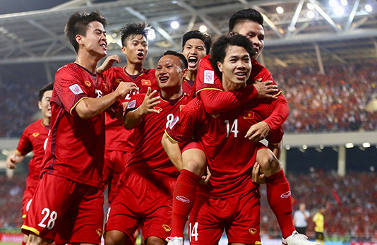 Niềm vui của các cầu thủ Việt Nam sau pha khi mở tỷ số. Ảnh: Vnexpress.