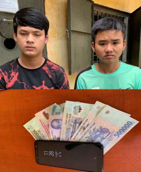 2 đối tượng: Bùi Trung Hiếu(trái) và Khương Bá Cương cùng tang vật thu giữ