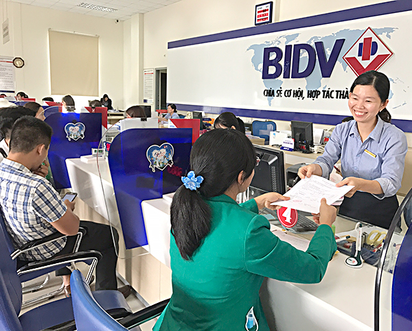 Khách hàng giao dịch tại BIDV Phú Mỹ.