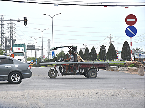 Xe 3 bánh chở hàng cồng kềnh lưu thông trên QL 51,  đoạn qua phường Tân Phước (TX. Phú Mỹ).