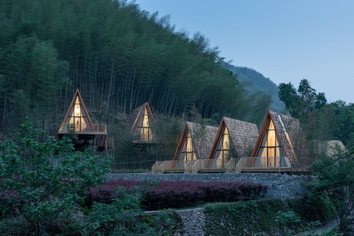 .Với thiết kế đơn giản nhưng tiêu dao, ấm cúng, khu nghỉ dưỡng Treewow Retreat ở Monoarchi, thị xã Dư Diêu, thành phố Ninh Ba, tỉnh Chiết Giang, Trung Quốc cũng lọt vào vòng trong của Giải thưởng Lễ hội Kiến trúc Thế giới.