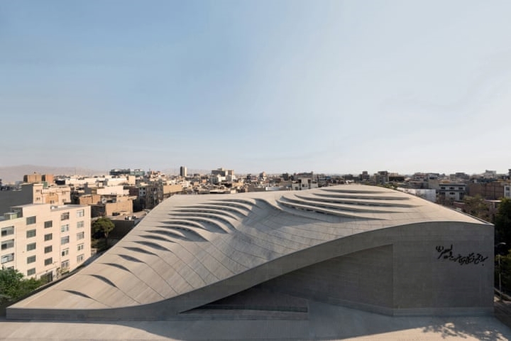 Như một con cá đuối khổng lồ bơi giữa thành phố Tehran của Iran, công trình ngỡ là bảo tàng nghệ thuật này lại là 1 nhà thờ Hồi giáo mang tên Vali-e-Asr.