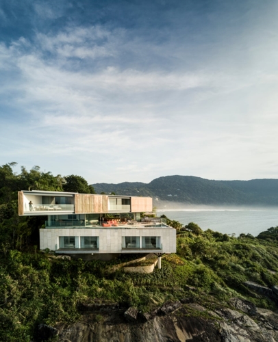 Tọa lạc ở địa thế vô cùng hiểm trở trên 1 vách đá ở Sao Paulo, Brazil, công ty kiến trúc Bernardas Arquitetura vẫn có thể đưa ra một giải pháp kiến trúc tuyệt vời, vừa ấn tượng, vừa giàu công năng.
