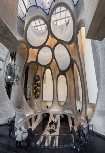 Bước vào tòa nhà Zeitz MOCAA ở Cape Town, Nam Phi, khách tham quan sẽ có cảm giác lạc đến một nền văn minh ngoài hành tinh.