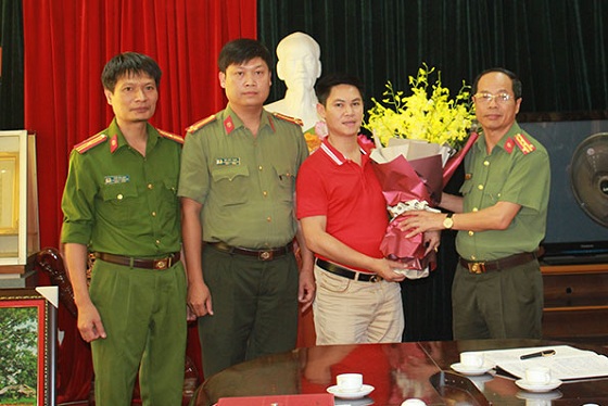 Giám đốc Công an tỉnh Hòa Bình chúc mừng, biểu dương chiến công xuất sắc của Công an thành phố.