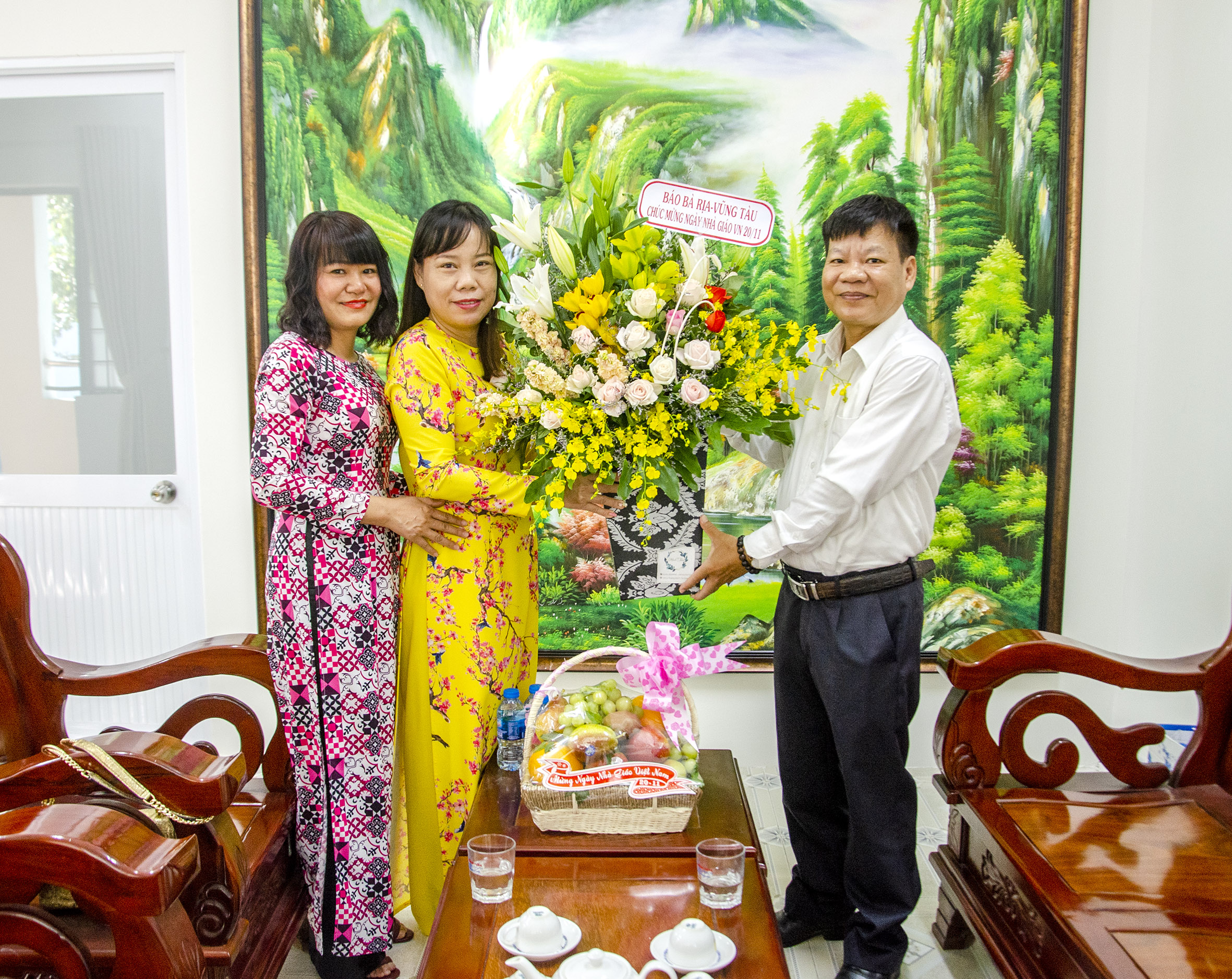 Đồng chí Đỗ Nguyễn Hoàng Dung, Phó Tổng Biên tập Báo BR-VT tặng hoa chúc mừng Trường TH Hạ Long (TP.Vũng Tàu). 