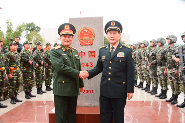Bộ trưởng Ngô Xuân Lịch và Bộ trưởng Ngụy Phượng Hòa chụp ảnh chung tại cột mốc 943.