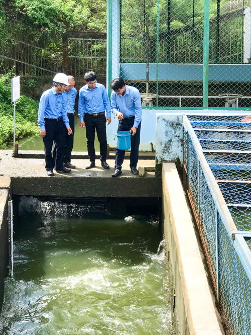 Cán bộ BWACO lấy mẫu và kiểm nghiệm nguồn nước tại hồ Đá Đen. Kết quả cho thấy, tình trạng tảo xanh xuất hiện không ảnh hưởng đến chất lượng nguồn nước.