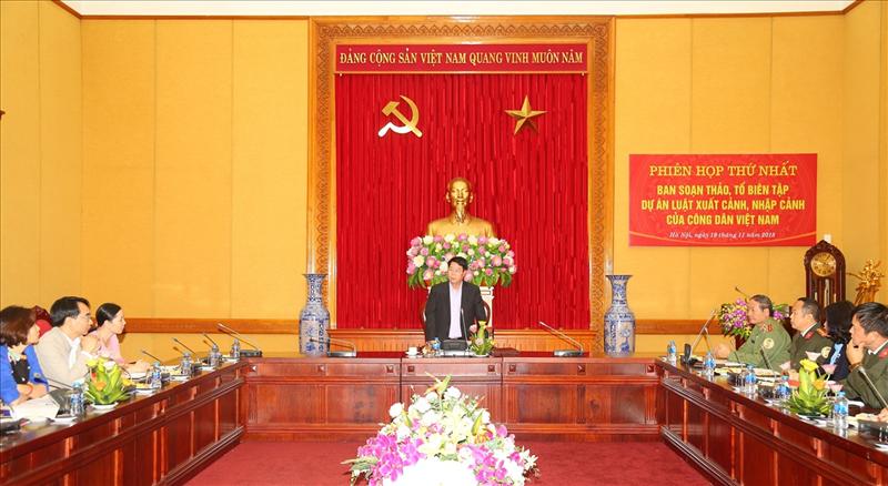Thứ trưởng Bùi Văn Nam phát biểu tại phiên họp.
