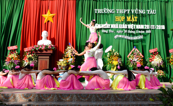 Một tiết mục văn nghệ của HS Trường THPT Vũng Tàu tại lễ kỷ niệm Ngày Nhà giáo Việt Nam. Ảnh: TUYẾT MAI