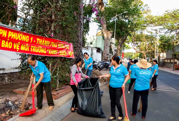 Cán bộ, hội viên Hội LHPN phường 1 (TP. Vũng Tàu) cùng các tầng lớp nhân dân địa phương tham gia  phong trào “Ngày Chủ nhật sạch”.