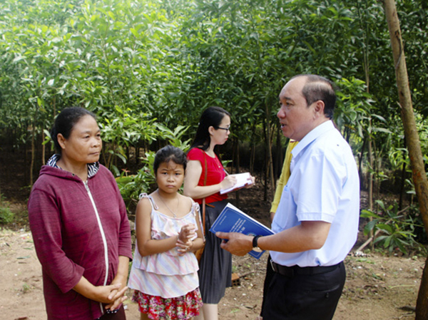 Thành viên đoàn giám sát của Ban VH-XH, HĐND tỉnh khảo sát đời sống gia đình bà Thạch Thị Giang (ấp Trang Hoàng, xã Bông Trang, huyện Xuyên Mộc) - hộ vừa thoát nghèo cuối năm 2017. 